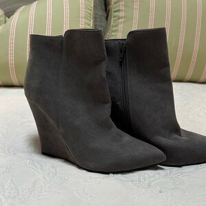 Chic Worthington Grey suede (ish) wedge heel  Ankle Booties, Sz 8